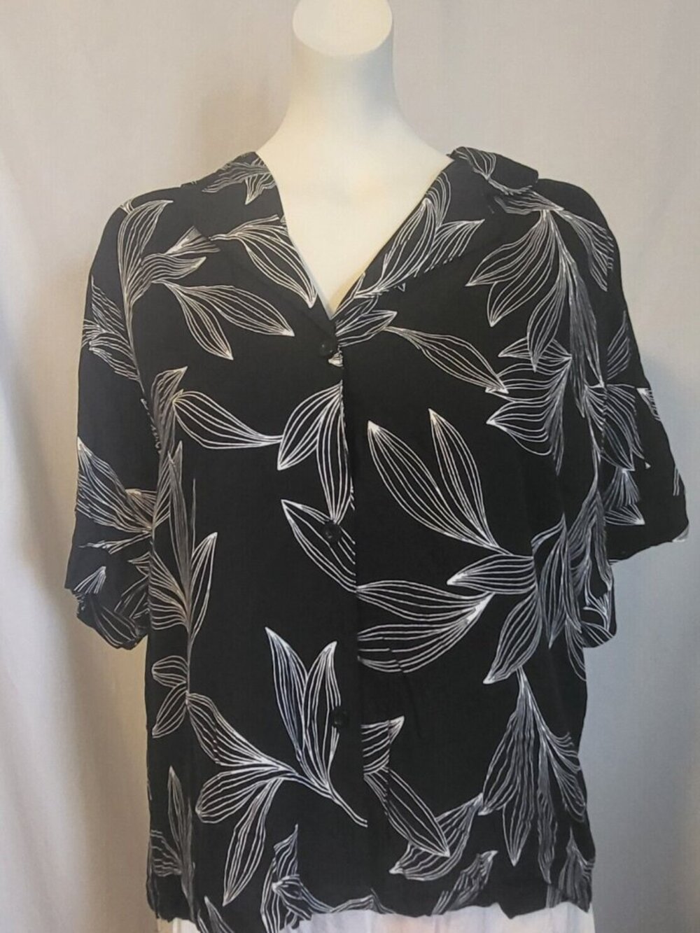 Nicole Miller Button Down Women's Black & White Floral Blouse Size Large, NWOT